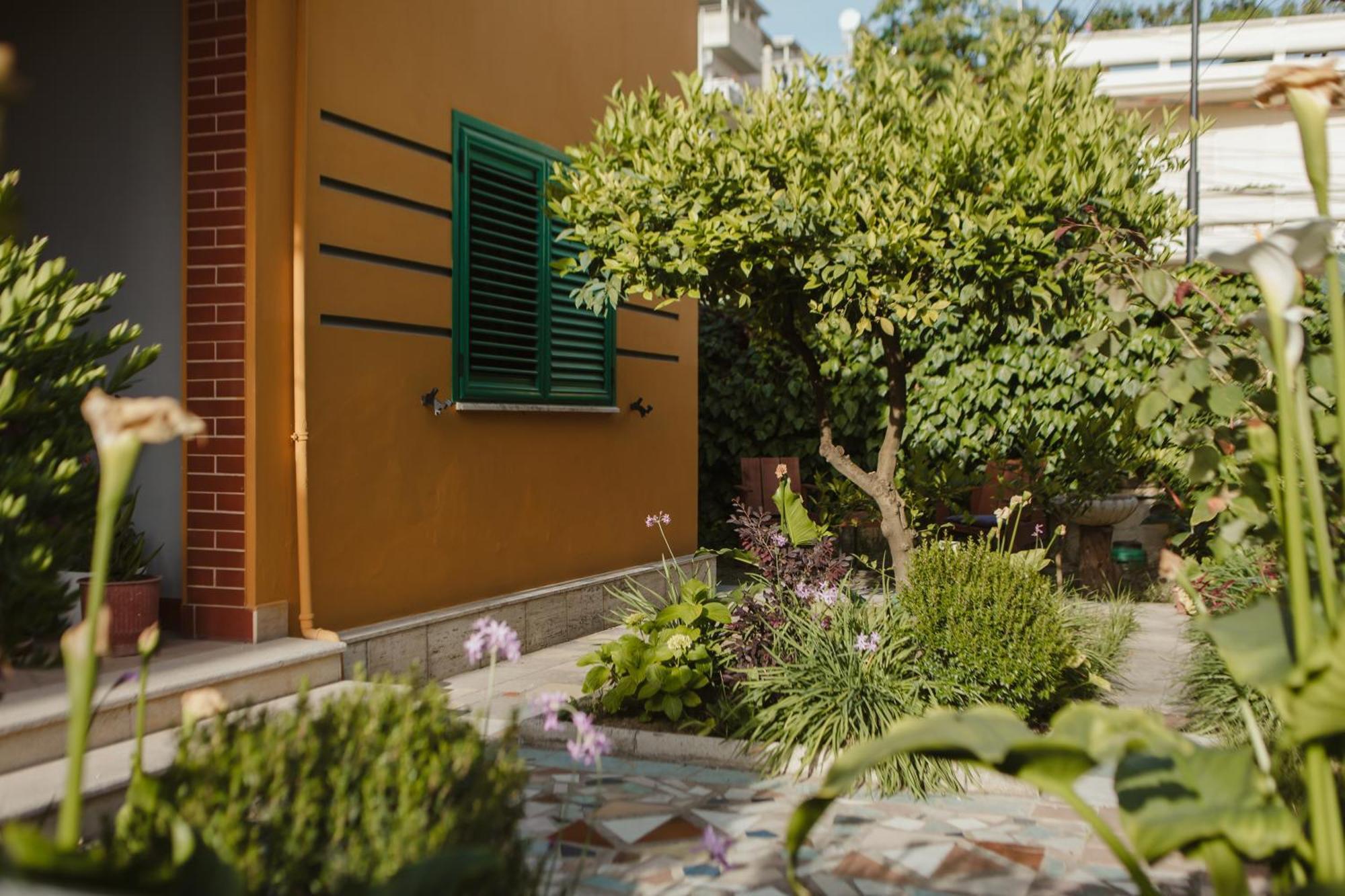 Rare Durres Apartment With Private Parking & Garden Eksteriør bilde